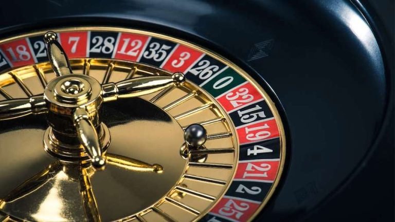 Người chơi tham gia bàn Baccarat Live Casino tại new88bi trên điện thoại